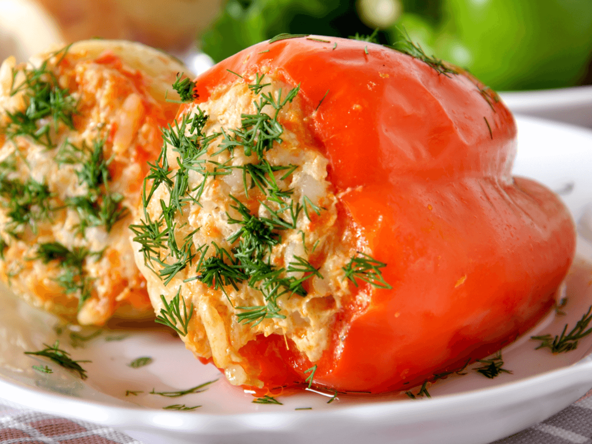 Фаршированный перец (с курицей, грибами и бурым рисом)