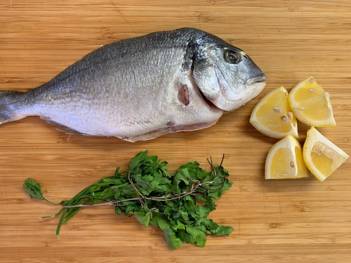 Дорадо с морковью и горчичным соусом