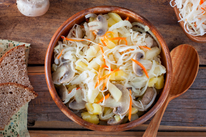 Витаминный салат с капустой, картошкой и грибами. Салат «Минский»