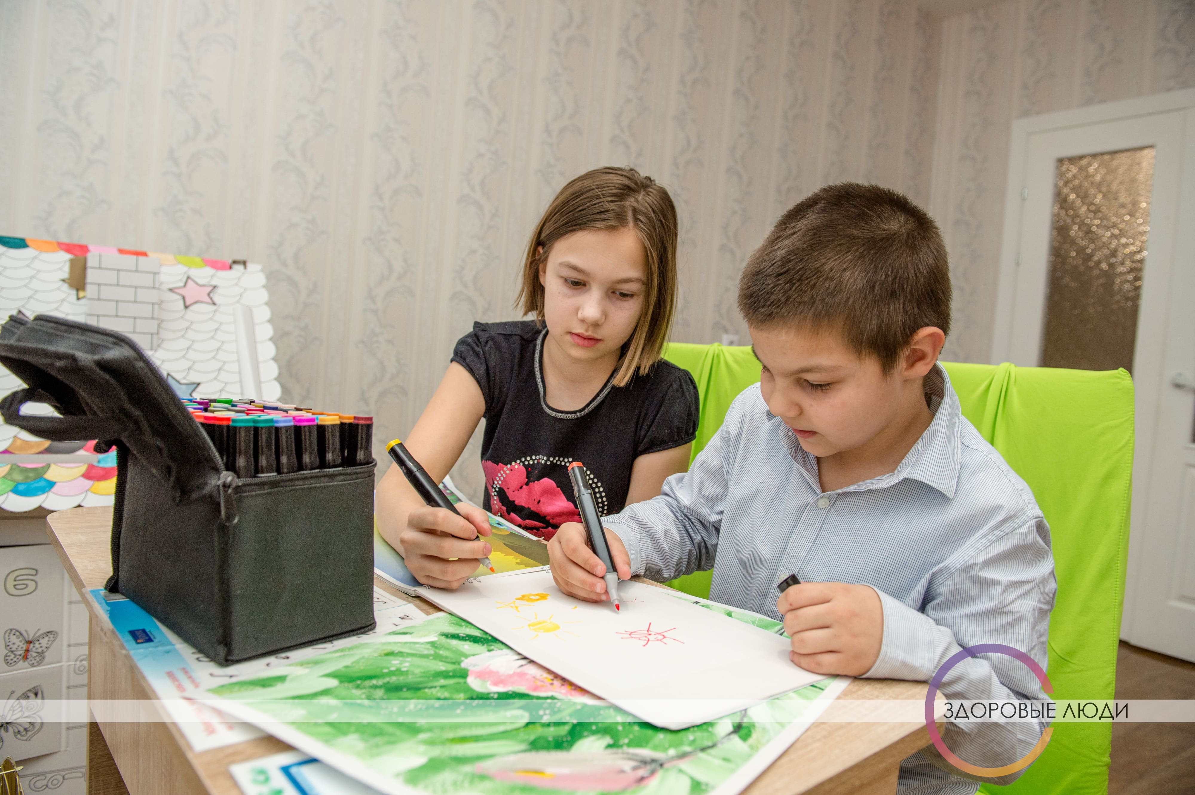 мальчик и девочка играют