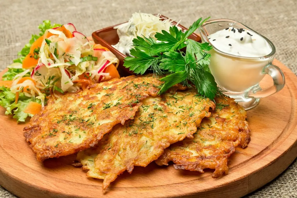 Драники, колдуны и деруны: как приготовить оладьи из картофеля