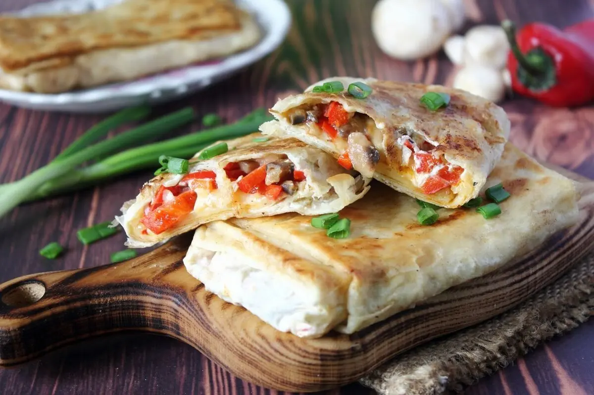 Рулеты, чипсы, сырные палочки: простые закуски из лаваша