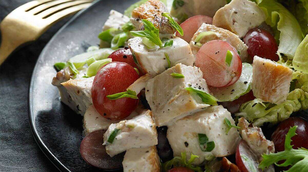 Салат из курицы с орехово-йогуртовым соусом