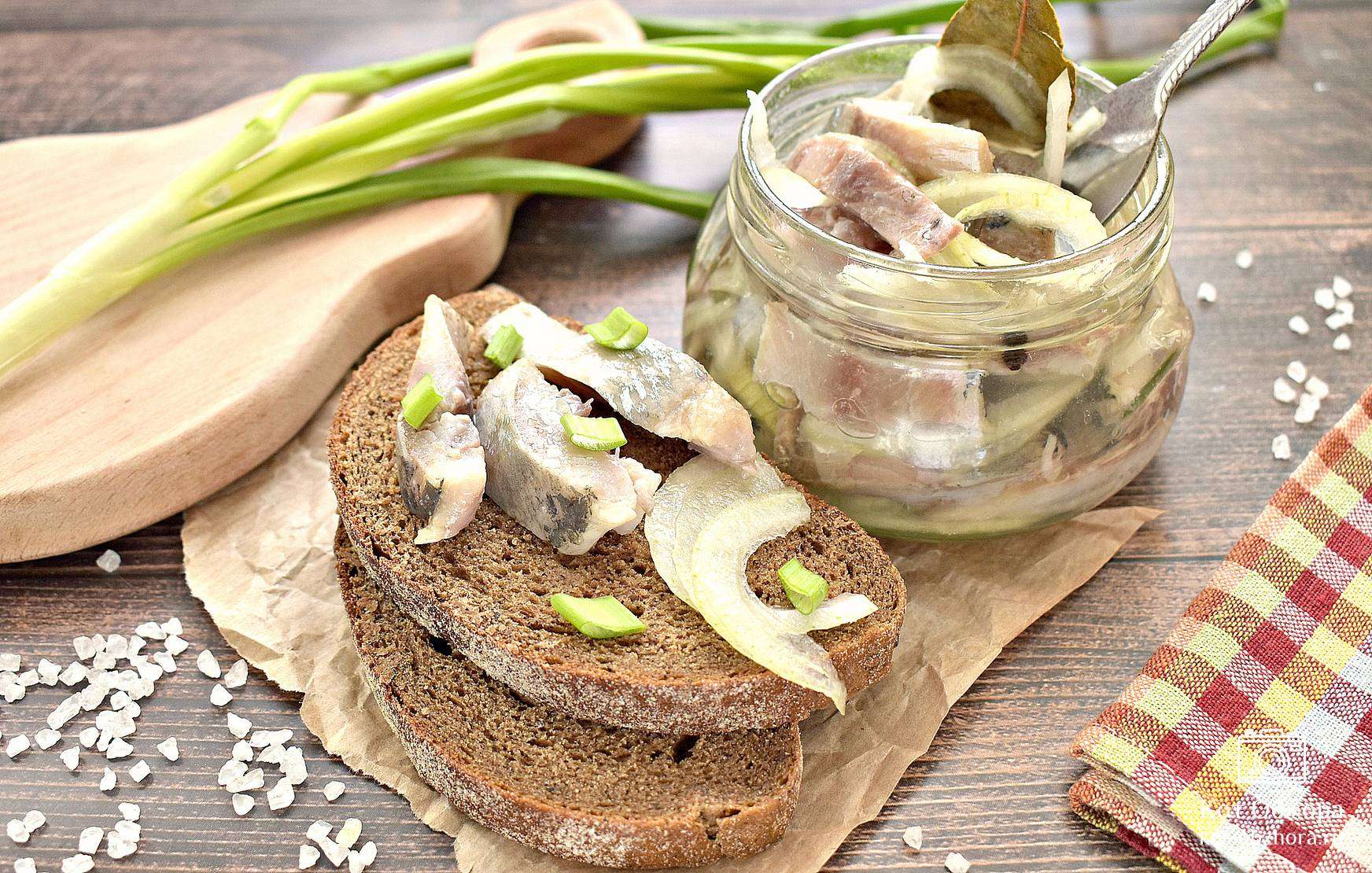 Маринованная сельдь с луком