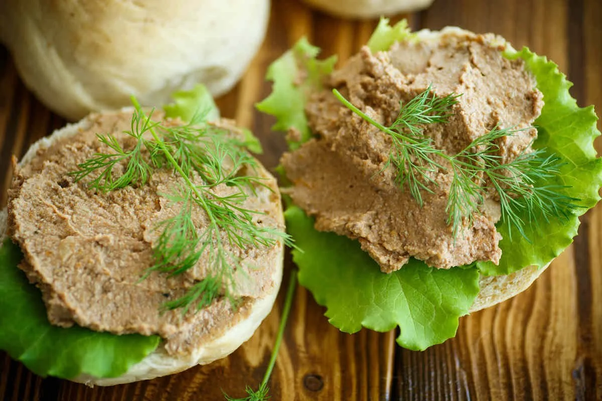 Паштет из свиной печени с маслом и грибами