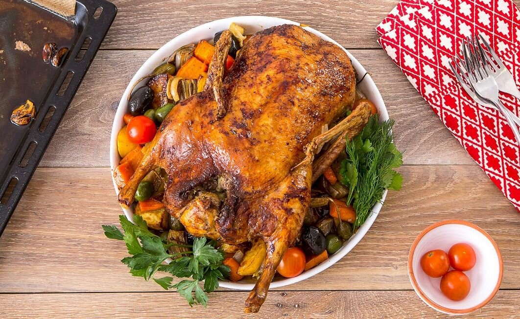 Утка, запеченная с овощами