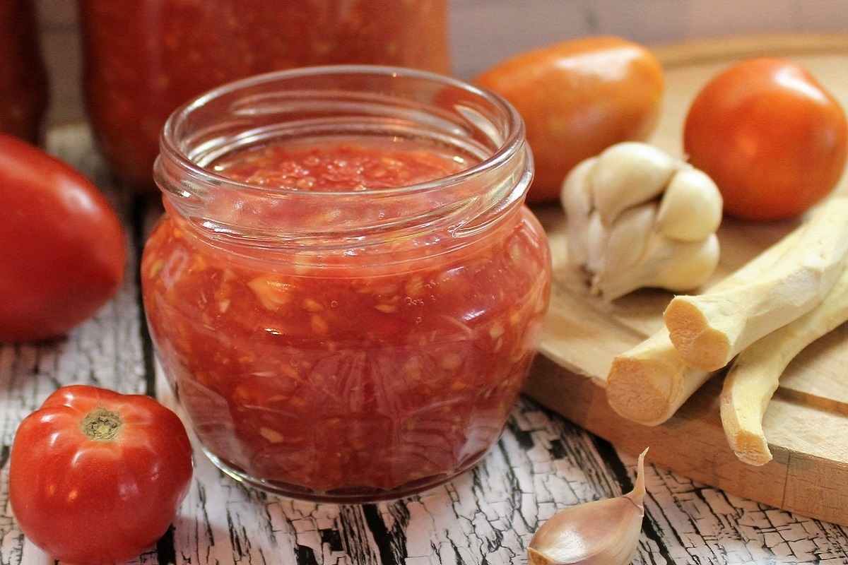 Хрен с помидорами и чесноком 